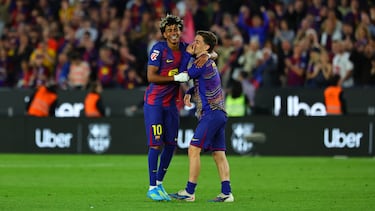 Lamine y dos corazones con patas