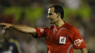 <b>POLÉMICO ARBITRAJE.</b>La actuación del colegiado en Sevilla dio paso a unas desafortunadas declaraciones del entrenador blanco.