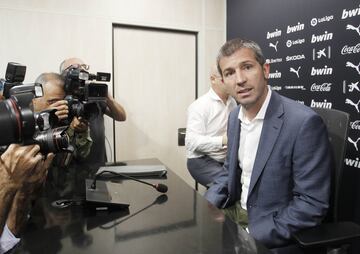 Celades presentado en Mestalla, casi a la vez que Marcelino se despide de la plantilla en Paterna.