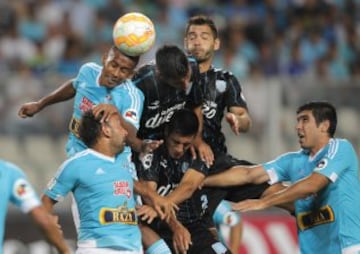 Racing le gana 2-0 sobre el final a Sporting en Lima