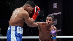 Devin Haney golpea a Yuriorkis Gamboa.