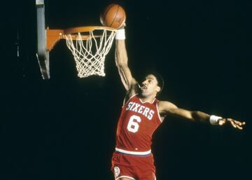 <b>- A?os en la NBA:</b> 1976-1987 <br> <b>- Equipos:</b> Philadelphia 76ers. <b>- Medias de su carrera:</b> 24,2 puntos, 8,5 rebotes, 4,2 asistencias. <br> <b>- Mejor temporada:</b> (1979-80) 26,9 puntos, 7,4 rebotes, 4,6 asistencias. <br> <b>- Méritos:</b> Una vez campeón, una vez MVP, once veces all star, cinco veces en el Mejor Quinteto. <br> <br> Se infravalora a sus Sixers campeones en 1983, en los que jugaba con Moses Malone, Andrew Toney, Maurice Cheeks... Erving era la mística de una súper estrella sacrificada por sus compa?eros, el talento y la capacidad física que llevó a la NBA a su era moderna; los mates y unos números que son legendarios si se les a?ade su etapa ABA. Un gigante.