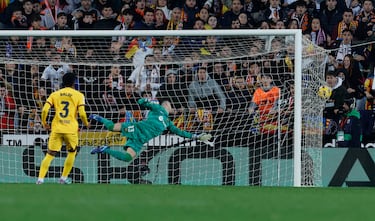 Hugo Guillamón, en su primera titularidad en Liga esta temporada, firma un golazo tremendo. Recogió un balón en la frontal del área, se hizo un hueco hasta finalizar con un preciso disparo con rosca para colarse por la mismísima escuadra. No pudo llegar Iñaki Peña. 1-1
