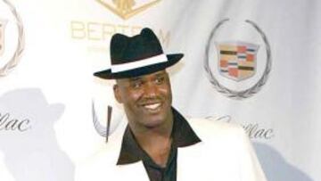 <b>EXCENTRICIDAD. </b>O'Neal, de blanco impoluto, con un felino en un acto comercial.