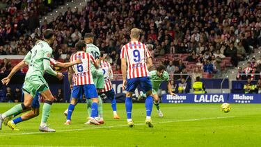 A la primera que tuvo, el Levante castiga en el Metropolitano. Además, cumpliendo la ley del ex. Saque de esquina que llega al segundo palo, donde remató completamente solo Manu Sánchez, lanzándose en plancha, para superar a Oblak con su poderoso cabezazo.