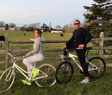 El exjugador de beisbol y pareja de Jennifer López Alex Rodríguez publicó varias fotografías de cómo estaba pasando el día de Acción de Gracias, una de ellas fue de este paseo en bici con la cantante. 