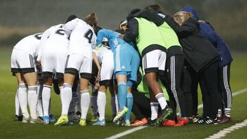 Las jugadora del Tacon hacen pi&ntilde;a en un duelo ante el Espanyol. 