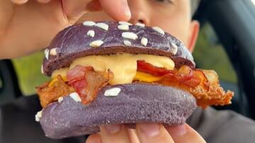 Prueba la hamburguesa morada más viral y acaba asombrado con su labor social: “Se fabrican en Paiporta”