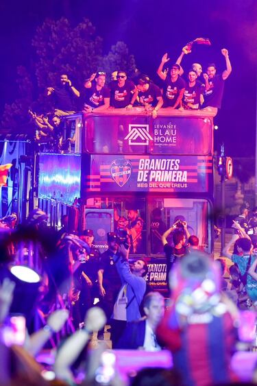 La rúa recorre las calles de Valencia ante miles de aficionados granotas para celebrar el ascenso a primera división.