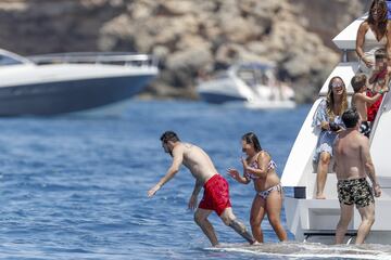 La familia Messi-Roccuzzo disfruta de unas id¨ªlicas vacaciones a bordo de un c¨®modo barco por las costas de las Islas Pitiusas.