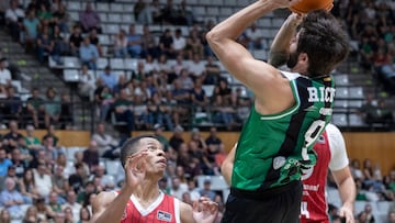 El jugador del Joventut Badalona, Ricky Rubio (d) trata de anotar ante Bell-Haynes (i) del Casademont Zaragoza durante el encuentro correspondiente a la jornada número dos de la liga Endesa disputado este domingo en Badalona.