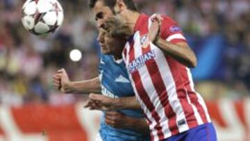 El delantero del Atl&eacute;tico de Madrid Adri&aacute;n Torres lucha un bal&oacute;n con un jugador del Zenit San Petersburgo, durante el partido de la primera fase de la Liga de Campeones disputado en el estadio Vicente Calder&oacute;n. 