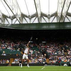 How many courts does Wimbledon have?