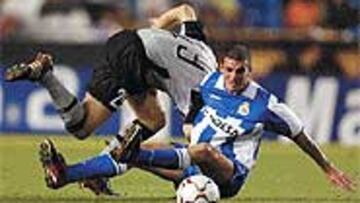 <b>ESTA VEZ, DE PENALTI</B>. El Rifle Pandiani consiguió su séptimo gol de la temporada al convertir el penalti cometido sobre Valerón.