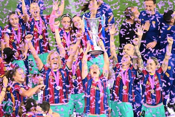 Despu谷s de salir vapuleado ante el todopoderoso Lyon en 2019 (4-1), el Bar?a regres車 a una final de la Champions en 2021 para conseguir el t赤tulo endos芍ndole un 4-0 al Chelsea. Leupolz, en propia puerta, Alexia, de penalti, Aitana y Hansen firmaron los tantos con los que el equipo blaugrana gan車 la primera Champions femenina para un equipo espa?ol. Aquella final se celebr車 en el Estadio Gamla Ullevi de Gotemburgo sin p迆blico, a causa de la pandemia del coronavirus. Este s芍bado, ante el Lyon, y con su afici車n en las gradas, pueden redimirse de varias cosas...