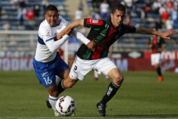 Fútbol, Universidad Católica v Palestino.
Décima fecha, campeonato de Apertura 2015.
El jugador de Universidad Católica, Jeisson Vargas, izquierda, disputa el balón con Agustin Farias de Palestino durante el partido de primera división en el estadio San C