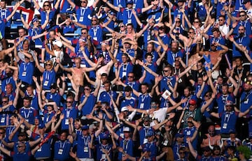 Aficionados de Islandia animando 