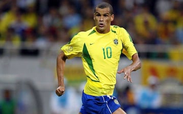 Rivaldo, en los años 90, era uno de los mejores jugadores del mundo. En 1999, ganó el Balón de Oro y FIFA World Player tras su espectacular campaña con el FC Barcelona. Con Brasil, ganó una Copa Conferderaciones, Copa América y un Mundial. 