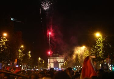 Los seguidores del PSG se congregaron en masa en el centro de París tras la victoria por 5-0 ante el Inter. Las celebraciones incluyeron fuegos, bengalas y banderas.