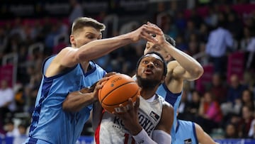 ANDORRA LA VELLA (ANDORRA), 02/03/2025.- El base estadounidense del Baskonia Trent Forrest (c) se escapa de dos jugadores del Morabanc Andorra este domingo, durante el partido de la vigesimoprimera jornada de la Liga Endesa en el Polideportivo Toni Martí de Andorra. EFE / Fernando Galindo