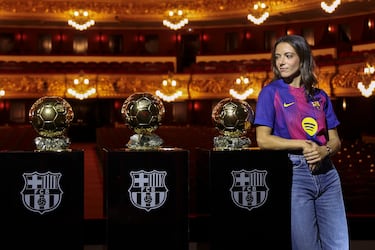 Aitana Bonmati, del FC Barcelona, ​​posa con sus tres Balones de Oro en el Gran Teatre del Liceu. La mediocentro de San Pere de Ribas alcanzó el reconocimiento por tercer año consecutivo, un honor que previamente solo habían conseguido Michel Platini (1983, 1984, 1985) y 
Leo Messi, que consiguió 4  seguidos (2009, 2010, 2011 y 2012).