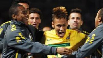 <b>ESTRENO. </b>Neymar celebró su primer gol en la Copa América eufórico junto a todos sus compañeros de selección.