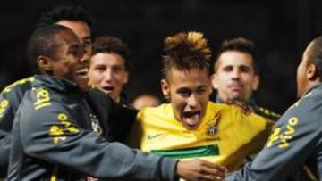 <b>ESTRENO. </b>Neymar celebró su primer gol en la Copa América eufórico junto a todos sus compañeros de selección.