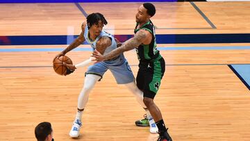 Ja Morant defendido por Jeff Teague, durante el partido de la NBA que ha enfrentado a Memphis Grizzlies y a Boston Celtics.