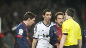 Jordi Alba protesta a Undiano Mallenco en el Clásico.