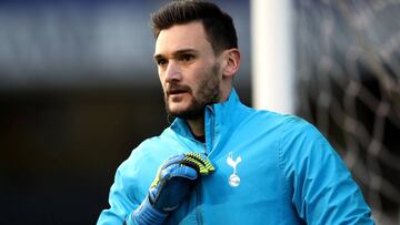 Hugo Lloris, calentando con el Tottenham