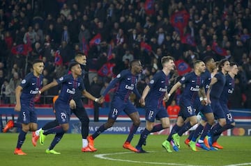 Los jugadores del PSG celebran la victoria sobre el Barcelona.