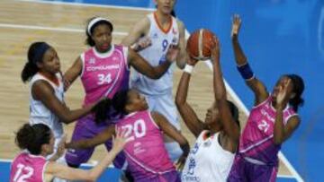 Angelica Robinson, la mejor jugador del campe&oacute;n, el Perfumer&iacute;as Avenida, atrapa el bal&oacute;n entre un mar de brazos.