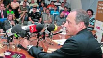 <b>SU FILOSOFÍA. </b>Jorge Valdano, director general del Real Madrid, junto a Javier Hernández, viceconsejero de Deportes de la CAM, durante el discurso de Ettore Messina.