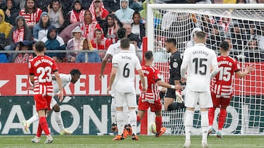 2-1. Vinicius recibe en el segundo palo el centro de Marco Asensio y marca el segundo tanto batiendo por abajo a Gazzaniga.