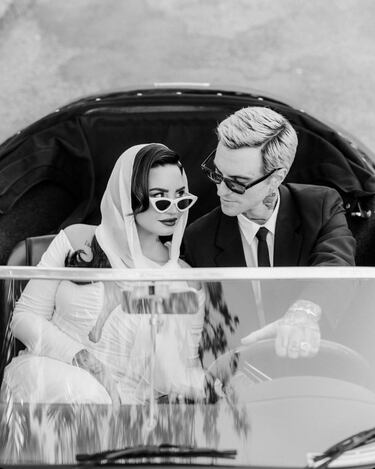 Demi Lovato, tras más de tres años de relación, se ha comprometido con Jordan 'Jutes' Lutes y ha dado el "sí, quiero". La ceremonia se ha celebrado en California según ha informado la revista ' Vogue'. El vestido de la novia lleva la firma de Vivienne Westwood, una diseñadora de moda y empresaria británica, considerada como la principal responsable de la estética asociada con el punk y el new wave.