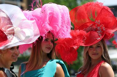 Asistentes a las carreras en el tercer día de Royal Ascot en el hipódromo de Ascot, en el condado de Berkshire.