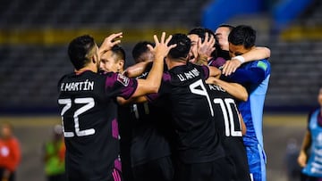 Selección Mexicana festeja un gol en contra de su similar de Honduras