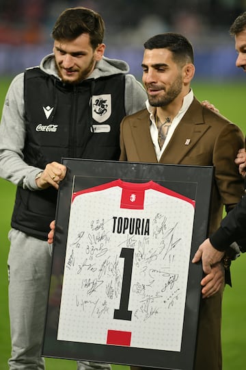 El 21 de marzo, Ilia Topuria fue tambin homenajeado en el pas de sus padres. En la imagen, Topuria presenta una camiseta de la seleccin de Georgia firmada por todos los futbolistas, junto a l, la estrella de la seleccin, Khvicha Kvaratskhelia.