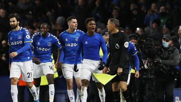 Soccer Football - Premier League - Everton v Arsenal - Goodison Park, Liverpool, Britain - December 6, 2021 Everton's Demarai Gray celebrates scoring their second goal with teammates REUTERS/Phil Noble EDITORIAL USE ONLY. No use with unauthorized au