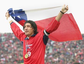 Para muchos, el mejor futbolista en la historia nacido en Chile. Pichichi de La Liga en la temporada 94-95 con el Real Madrid.