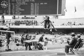 El atleta estadounidense Bob Beamon batió el récord de salto de longitud en los Juegos de México'68 superándose a sí mismo en 55 centímetros, con un registro de 8,90 m. Nunca antes nadie había realizado un salto semejante. En competiciones posteriores, ni él mismo puedo acercarse de nuevo a esa marca y sus siguientes saltos no pasaron de los 8 metros y 22 centímetros. El récord fue superado por Mike Powell 23 años después, en Pekín (1991), con 8,95. Pero hasta con esto Bob Beamon seguía haciendo historia, ya que es el récord mundial que más tiempo ha permanecido imbatido en la historia del atletismo. Tras México'68, Bob no volvió a deslumbrar al mundo como aquel día, ni siquiera participó en otros Juegos Olímpicos.