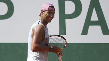 Rafa Nadal sonr&iacute;e durante un entrenamiento en Roland Garros.