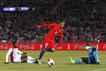 Futbol, Chile vs Burkina Faso.
Partido amistoso 2017.
El jugador de Chile Martin Rodriguez,  centro,  juega el balÃ³n contra Burkina Faso durante el partido amistoso  en el estadio Nacional.
Santiago, Chile.
02/06/2017
Marcelo Hernandez/Photosport***************

Football, Chile vs Burkina Faso.
Friendly match 2017.
Chile's player Martin Rodriguez, center,  play the ball  during friendly match against Burkina Faso at Nacional stadium in Santiago, Chile.
02/06/2017
Marcelo Hernandez/Photosport