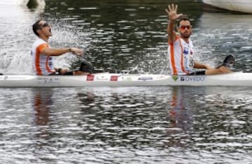 El asturiano Walter Bouz¨¢n (d) y el gallego ?lvaro Fern¨¢ndez Fiuza (i) celebran su victoria en la 78 edici¨®n del Descenso Internacional del Sella,