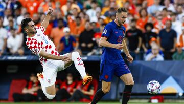 Rotterdam (Netherlands), 14/06/2023.- Josip Sutalo (L) of Croatia and Teun Koopmeiners of the Netherlands in action during the UEFA Nations League semi final soccer match between the Netherlands and Croatia at Feyenoord Stadion de Kuip in Rotterdam, Netherlands, 14 June 2023. (Croacia, Países Bajos; Holanda) EFE/EPA/KOEN VAN WEEL
