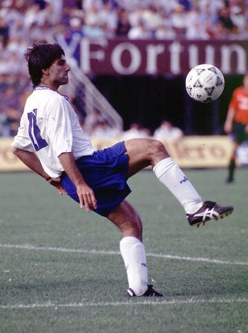 El delantero argentino llegó al Tenerife en 1993 donde estuvo dos temporadas. En la 95/96 vistió la camiseta del Salamanca. 