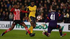 Arsenal&#039;s English striker Danny Welbeck scores their first goal during the English FA Cup fourth round football match between Southampton and Arsenal at St Mary&#039;s in Southampton, southern England on January 28, 2017. / AFP PHOTO / Adrian DENNIS / RESTRICTED TO EDITORIAL USE. No use with unauthorized audio, video, data, fixture lists, club/league logos or &#039;live&#039; services. Online in-match use limited to 75 images, no video emulation. No use in betting, games or single club/league/player publications.  / 