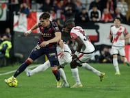 MADRID, 16/03/2026.- El delantero del Levante Carlos Espí (i) disputa un balón con el defensa del Rayo Nobel Mendy (d) durante el partido de la jornada 28 de LaLiga EA Sports que el Rayo Vallecano y el Levante UD disputan este lunes en el Estadio Vallecas de Madrid. EFE/ Juanjo Martín