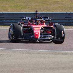 Sainz estrena el Ferrari y Alonso se echa el equipo a la espalda