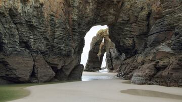 No podíamos dejar de mencionar una joya como la playa de Las Catedrales. Cuando se junta la potencia del mar y la paciencia del tiempo el resultado es una obra de arte, un monumento natural sobrecogedor. Este verano es preciso solicitar reserva para poder disfrutar de ella, pero merece la pena.